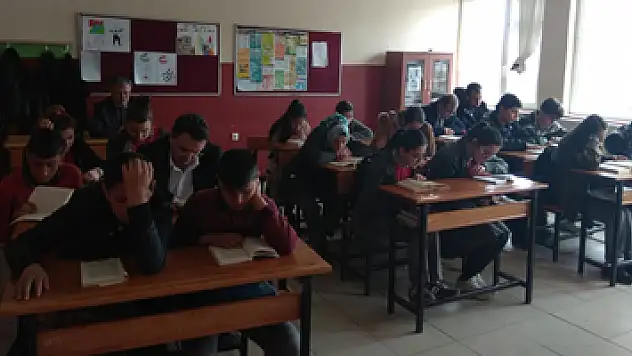 Kaymakam, öğrencilerle kitap okudu