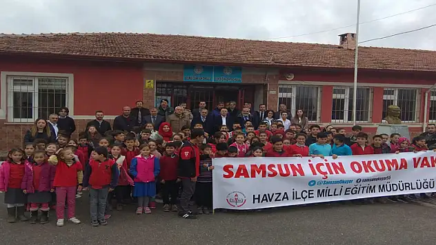 Kaymakam, öğrencilerle kitap okudu 