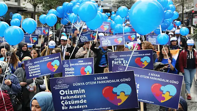 Mavi balonlar otizmliler için gökyüzüne bırakıldı 