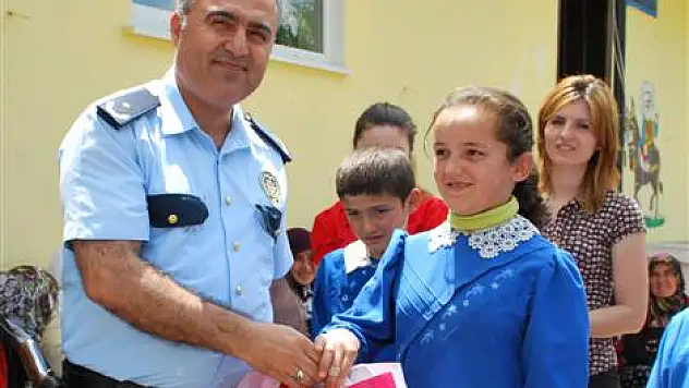 EMNİYETTEN 500 ÖĞRENCİYE KARNE HEDİYESİ