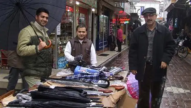 Yağmur yağdı, şemsiye satışı patladı