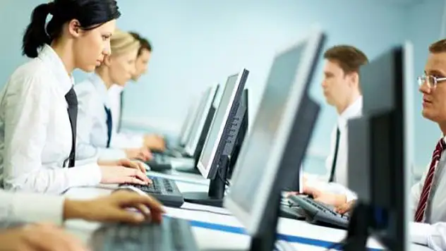 'Bacak bacak üstüne atmak duruş bozukluğuna neden oluyor'