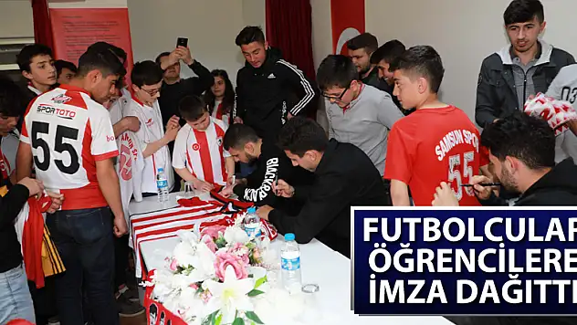 Futbolcular öğrencilere imza dağıttı