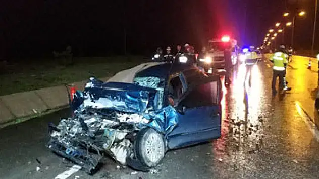 Otomobil tıra arkadan çarptı: 2 ölü, 1 yaralı