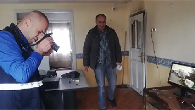 Hırsızlar kendilerini kaydeden güvenlik kamerası cihazını alamadan kaçtı