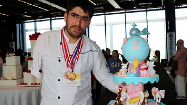 Tek koluyla sanatsal pastalar yaptı, ödülleri kaptı