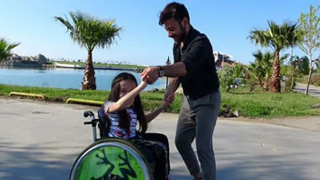 Öğretmen ile bedensel engelli çocuğun dansı Türkiye gündemine oturdu
