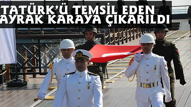 Atatürk'ü temsil eden bayrak karaya çıkarıldı