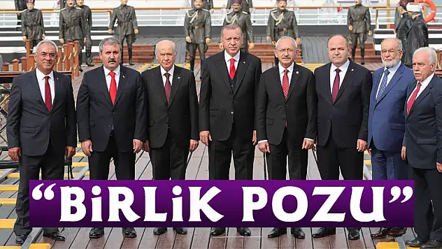 Samsun'da 19 Mayıs kutlamasına damga vuran 'birlik pozu'