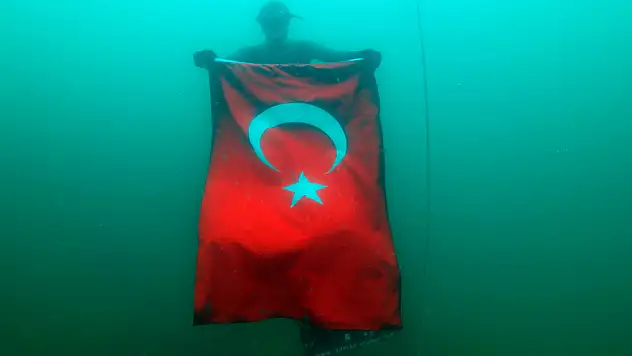  Tek nefeste 100 metreye daldı