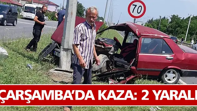 Samsun'da otomobil aydınlatma direğine çarptı: 2 yaralı 