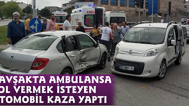 Kavşakta ambulansa yol vermek isteyen otomobil kaza yaptı: 11 yaralı