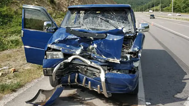 Samsun'da minibüs tıra çarptı: 4 yaralı