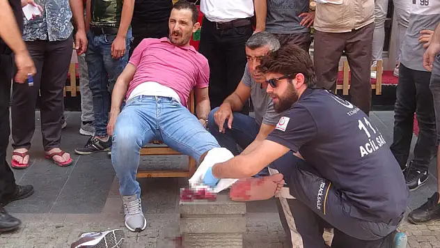 Kavga edenleri ayırmaya çalışırken silahla yaralandı 