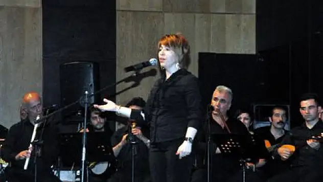 Bağlama ve solistler geçidi