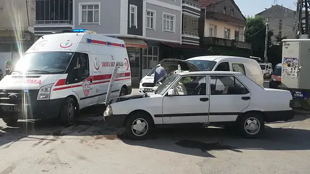 Otomobil ile minibüs çarpıştı: 1 yaralı     