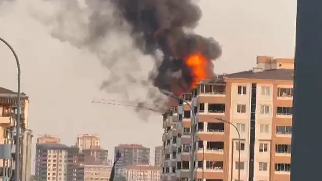 7 katlı binanın çatısında yangın çıktı