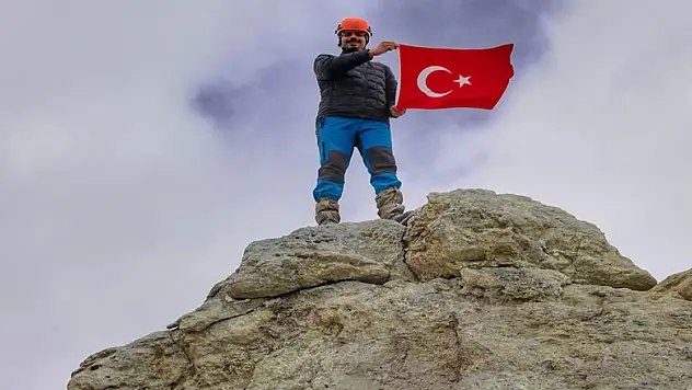 Orta Doğu'nun en yüksek dağında Türk bayrağı dalgalandırdı   