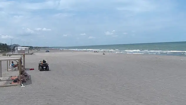 Boğulma tehlikesi geçiren 2 kardeşi cankurtaranlar kurtardı 