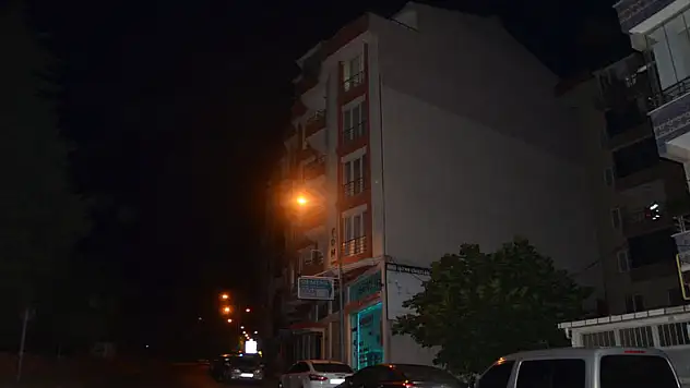 5. katın terasından aşağı atlayan genç kız ağır yaralandı 