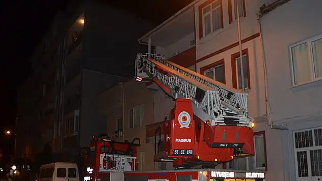 Evde uyuyakalan genç polisi ve itfaiyeyi alarma geçirdi   