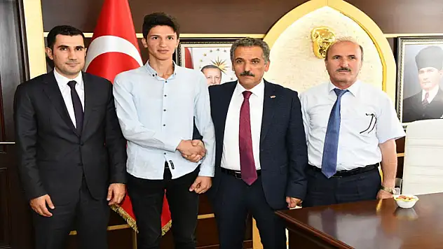 İnşaatlarda çalışarak YKS'de Türkiye 11.'si oldu 