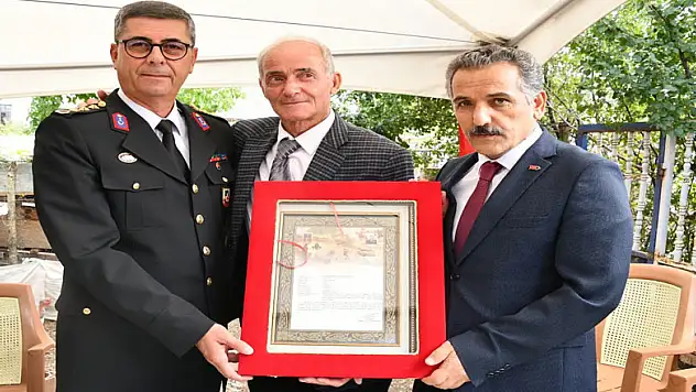 Vali Kaymak şehit binbaşının ailesine 'Şehadet Belgesi'ni teslim etti 