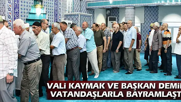 Vali Kaymak ve Başkan Demir vatandaşlarla bayramlaştı