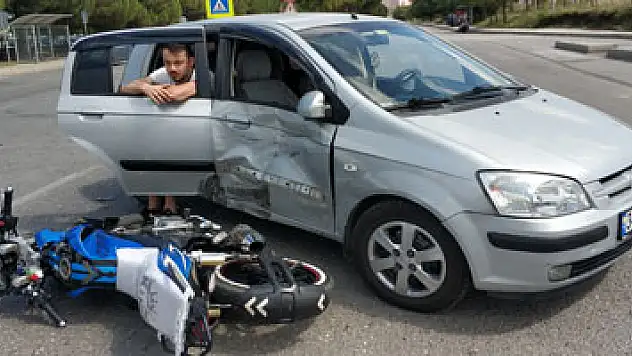 Hastaneden dönen motosiklet hastaneye giden otomobille çarpıştı: 4 yaralı