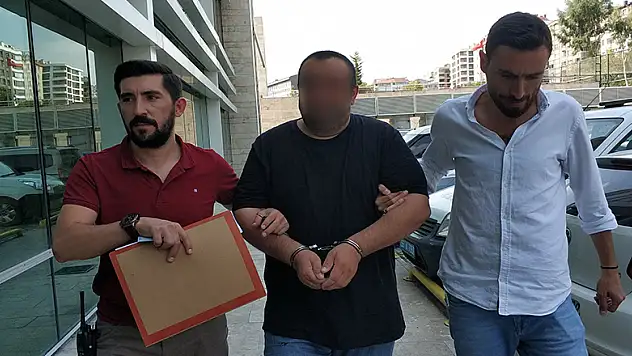 Babasına bıçak dayayıp 300 lirasını gasp etti 