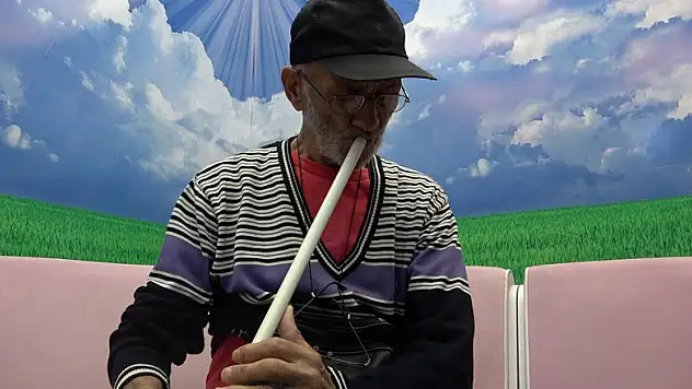 Kesik parmaklarıyla su borusundan yaptığı neyi çalıyor 