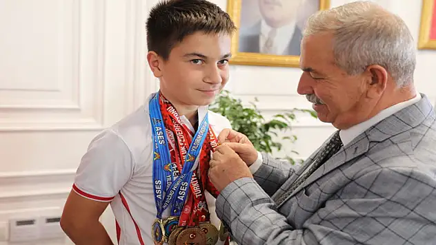 Başkan Demirtaş şampiyonu altınla ödüllendirdi 