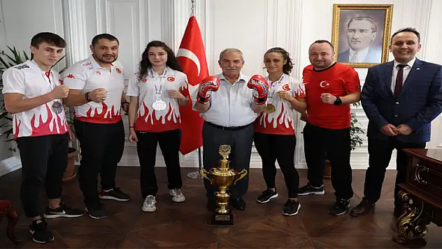 Şampiyonlardan Demirtaş'a teşekkür ziyareti 