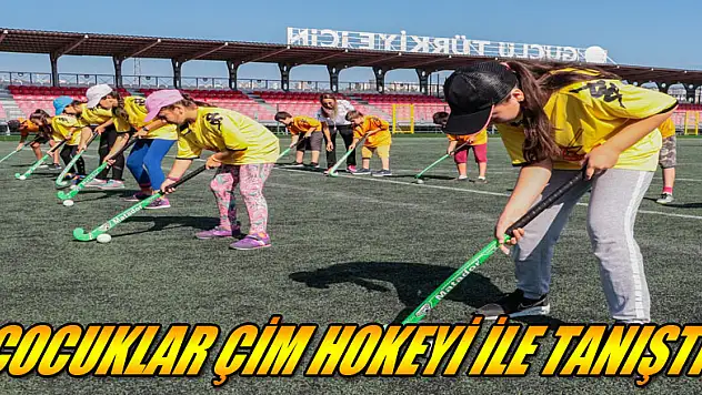 Çocuklar çim hokeyi ile tanıştı 
