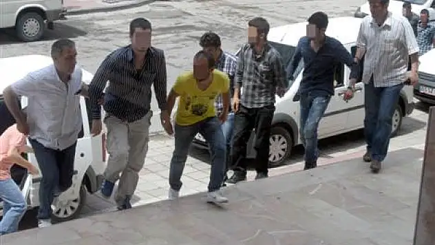 Ruhsatsız tabanca ile 6 kişi yakalandı