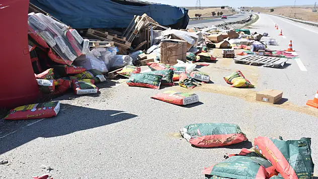 Kaza yapan tırdaki malzemeler yola saçıldı: 1 yaralı  