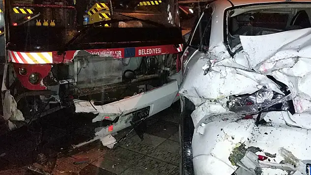 Samsun'da halk otobüsü park halindeki 3 araca çarpıp kaldırıma çıktı: 2 yaralı