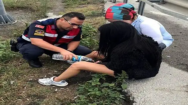 Jandarma, köprüde intihar teşebbüsünde bulunan kadını son anda kurtardı