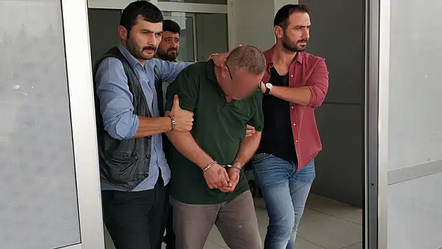 Kavgayı ayırmak isterken iki kişiyi bıçakladı