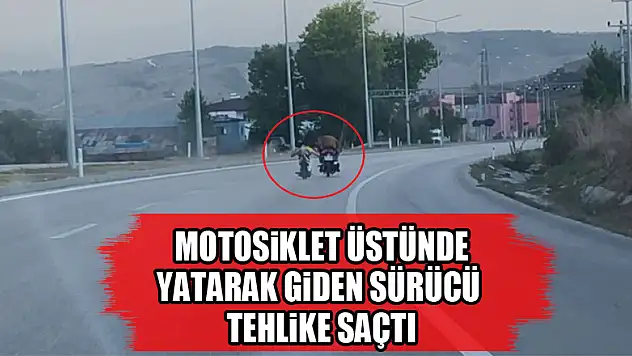 Motosiklet üstünde yatarak giden sürücü tehlike saçtı