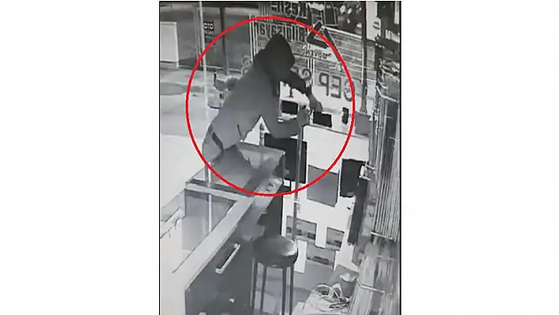 Poşetli telefon hırsızı kamerada