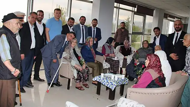 Gençler huzurevinde