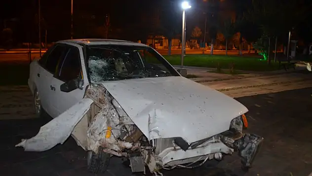 Kaza yapan sürücü otomobili bırakıp kaçtı