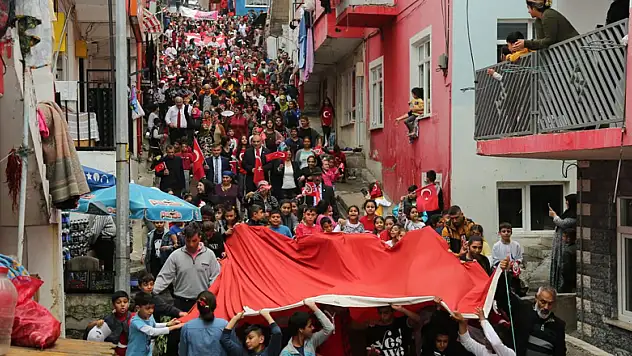 Romanlardan Cumhuriyet Bayramı yürüyüşü
