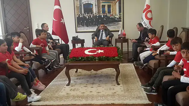 Cumhurbaşkanı Erdoğan'ı ziyaret eden öğrenciler Vali Kaymak'ın makamında