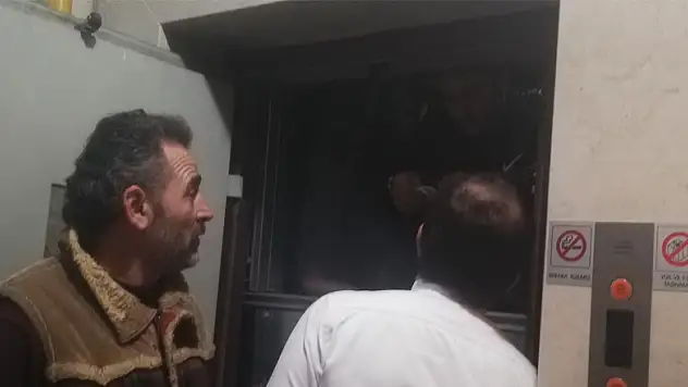 Asansörde mahsur kalan 7 kişi kurtarıldı  