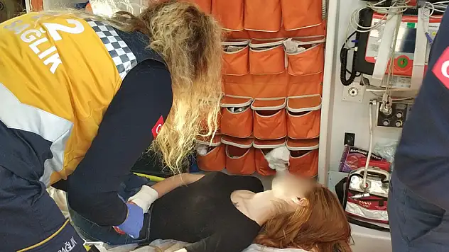 Lise öğrencisi genç kız adliyede jiletle bileklerini kesti