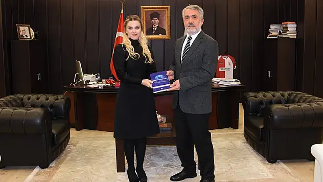 Kitabını Rektör Bilgiç'e hediye etti