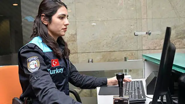 Pasaport polisinin kıyafeti değişti