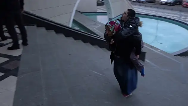 Tekerlekli sandalyesi olmayan oğlunu sırtında taşıyarak getirdi